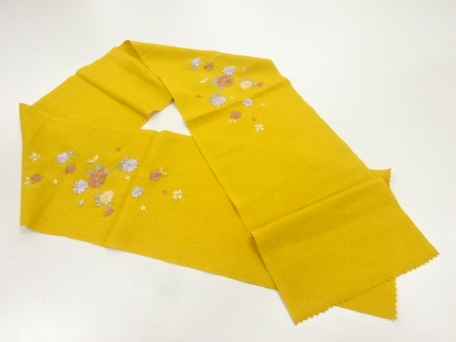 縮緬地花模様刺繍半衿